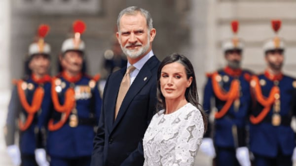 Letizia es la que manda
y no la han echado del
palacio porque sabe
información delicada de
la familia real, afirman
periodistas españoles
como Javier Bleda.
