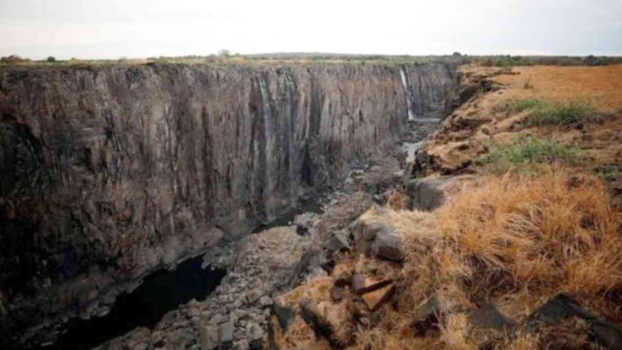 En algunos puntos de sus 1.708 metros de ancho, las cataratas Victoria se han quedado prácticamente secas. Foto: REUTERS vía BBC.