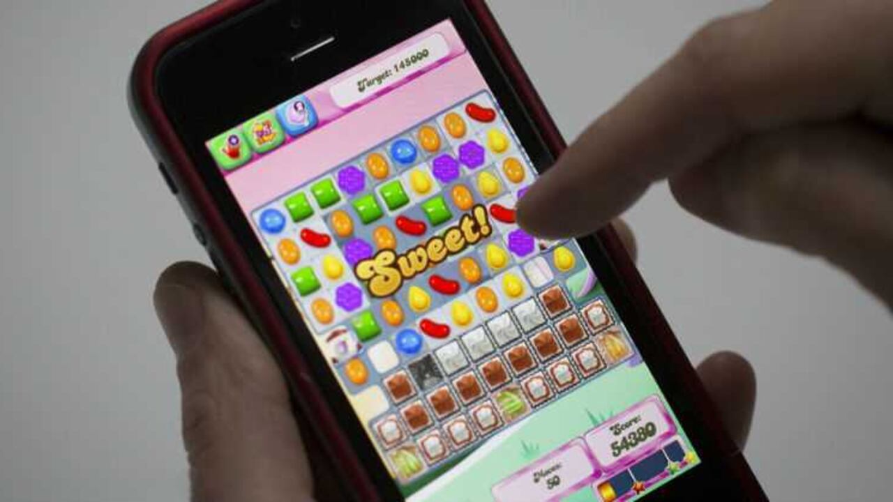 En Colombia, según el informe, se estima que “un 47% de los encuestados ha usado alguna vez su teléfono para jugar, el 31% hace esto al menos una vez a la semana y el 23% juega todos los días”. Foto: Bloomberg