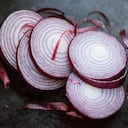 El consumo habitual de la cebolla morada ayuda a regular el nivel de glucosa en la sangre.