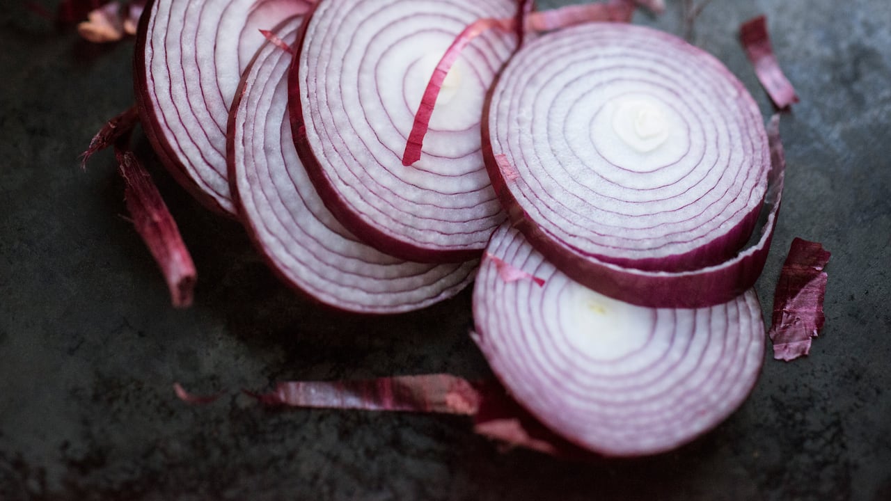 El consumo habitual de la cebolla morada ayuda a regular el nivel de glucosa en la sangre.