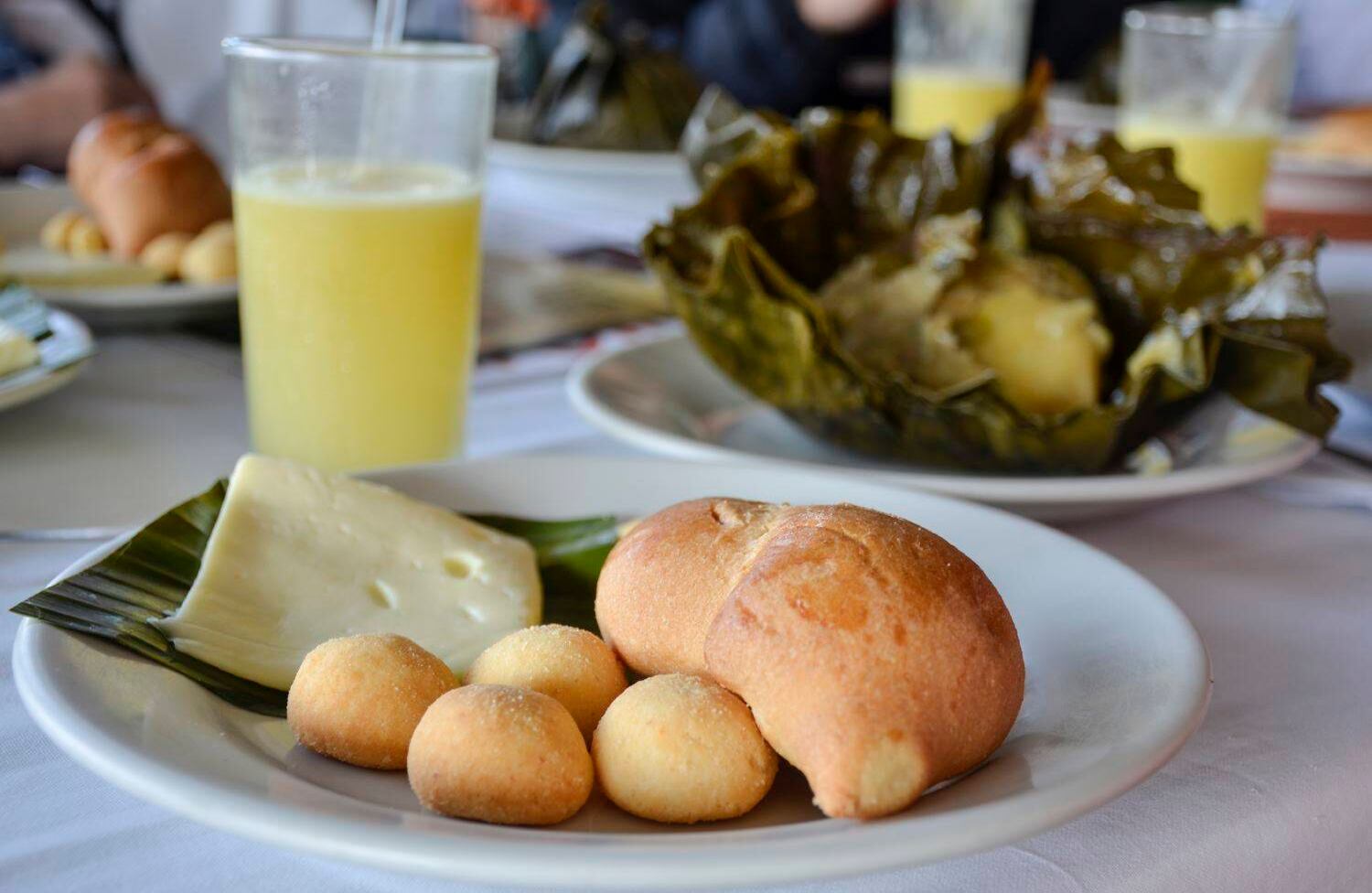 Para empezar el día en la tierra que limita con los departamentos del Cundinamarca y el Tolima nada mejor que degustar las autenticas achiras famosas por su crocancia y sabor. El jugo de cholupa, el quesillo y el tamal huilense son otras delicias que se destacan en su gastronomia. Foto: Diana Rey Melo
