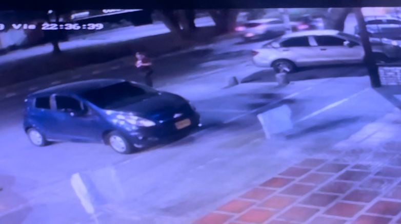 En el lugar se encontraban otros vehículos, además, los dueños estaban atentos de su carro. Sin embargo, el ladrón logró pasar agachado.