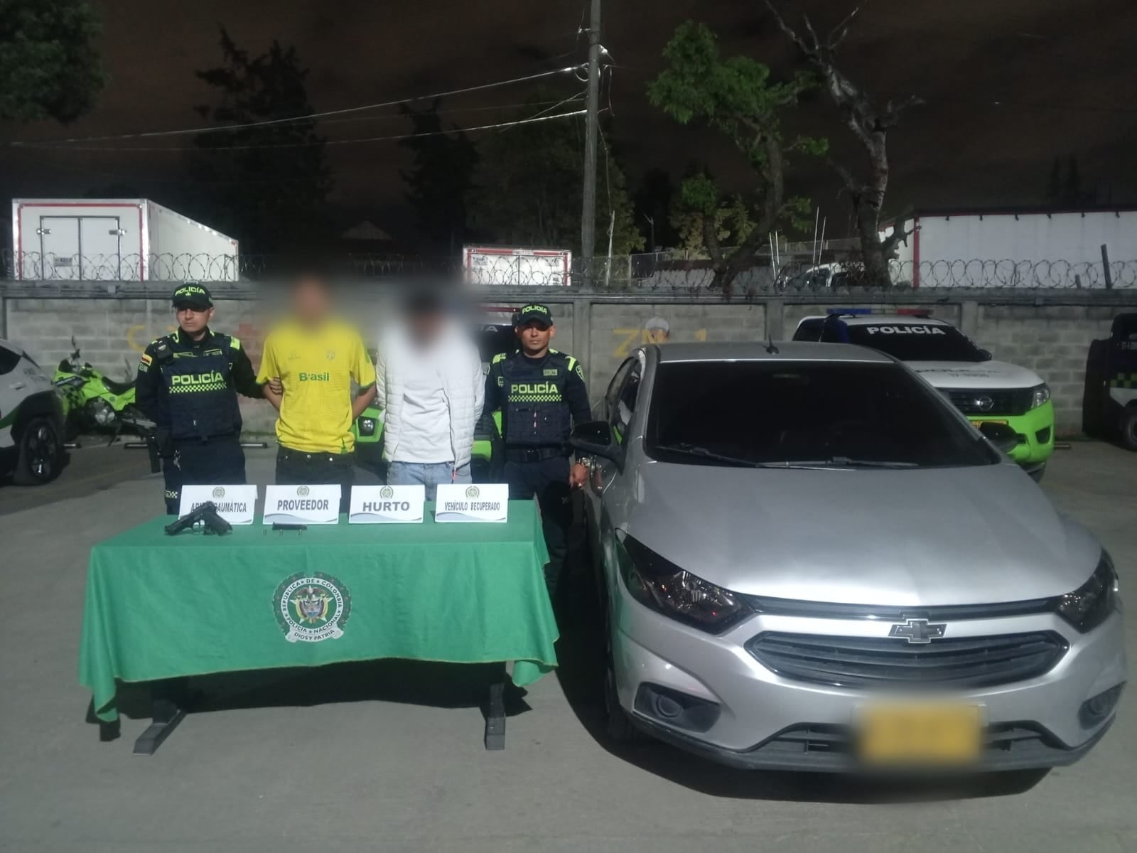 Policía capturó a 5 personas señaladas de robo de vehículos.