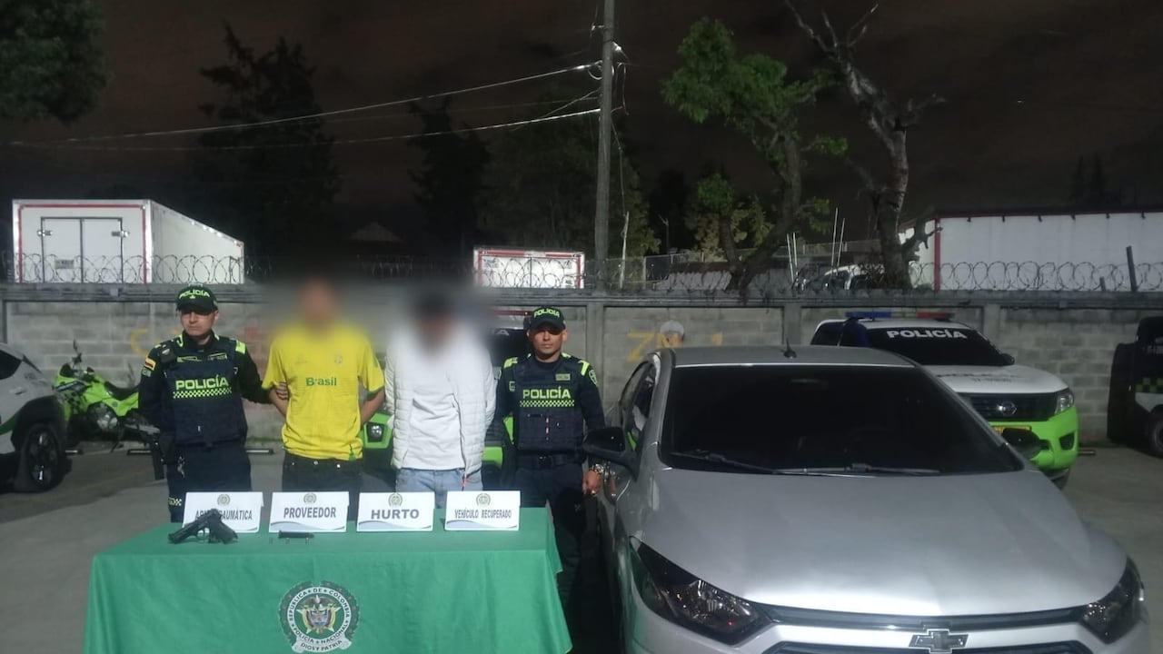 Policía capturó a 5 personas señaladas de robo de vehículos.