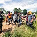 Cocaleros bloquean a soldados con la orden de destruir plantaciones de la planta productora de cocaína. (Foto por Schneyder MENDOZA / AFP)