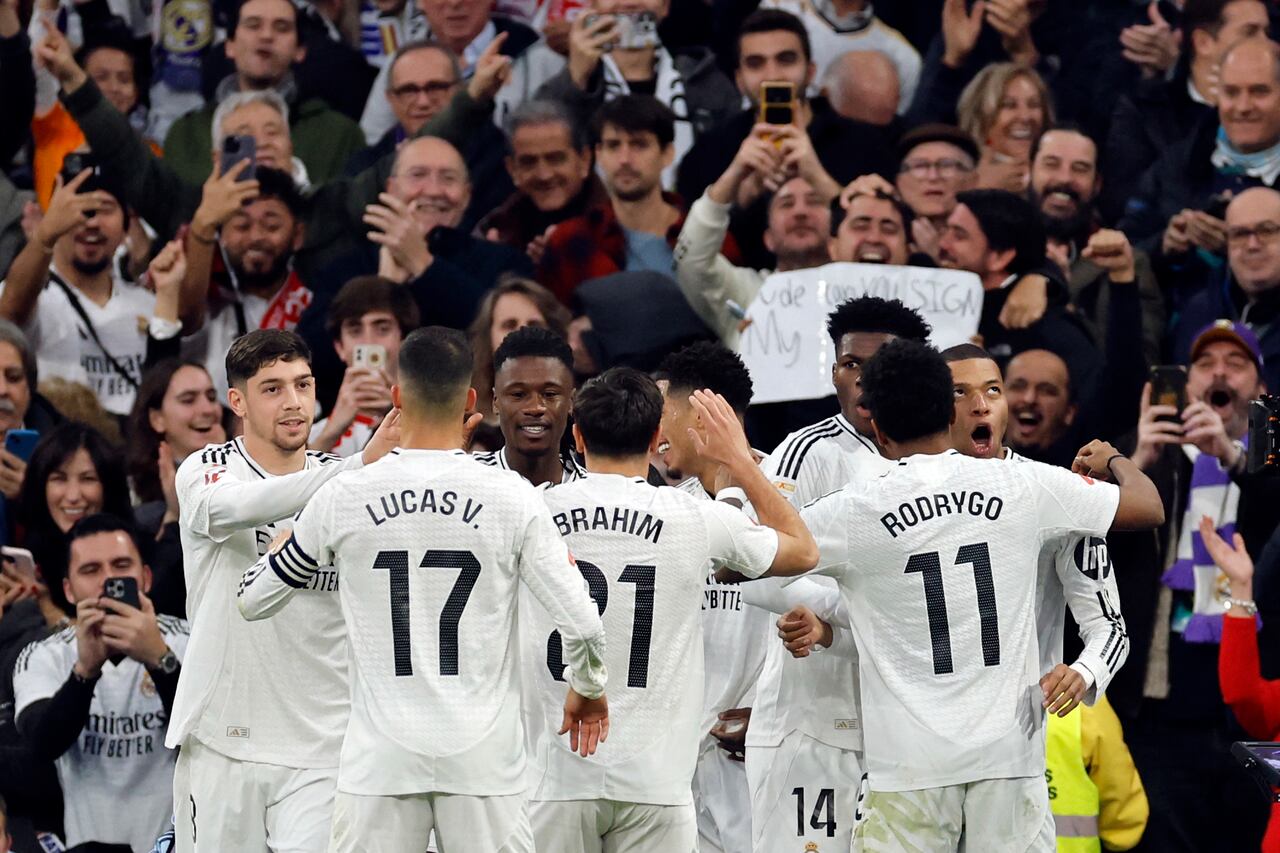 El delantero francés del Real Madrid #09 Kylian Mbappe (R) celebra marcar el gol inicial durante el partido de fútbol de la liga española.