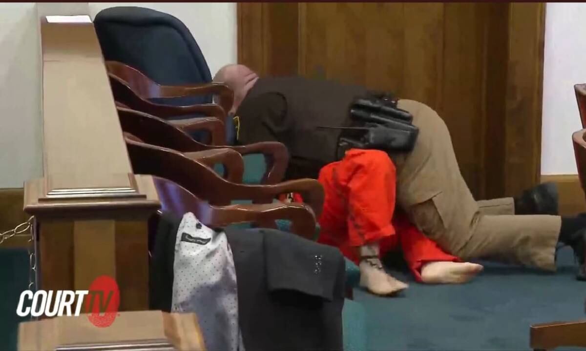 De acuerdo con el diario británico The Sun, Thyrion, quien nació en 1997 había ido al colegio con la acusada, ambos abandonaron sus estudios antes de graduarse.