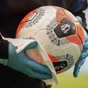 Alguien del Manchester City desinfecta el balón antes del partido de la Premier League entre el equipo de Pep Guardiola y Newcastle en el Ethiad Stadium de Manchester, el miércoles 8 de julio. Foto: Michael Regan / Pool vía AP