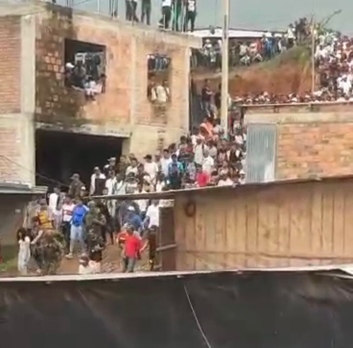 Ejército expulsado por la comunidad en El Plateado