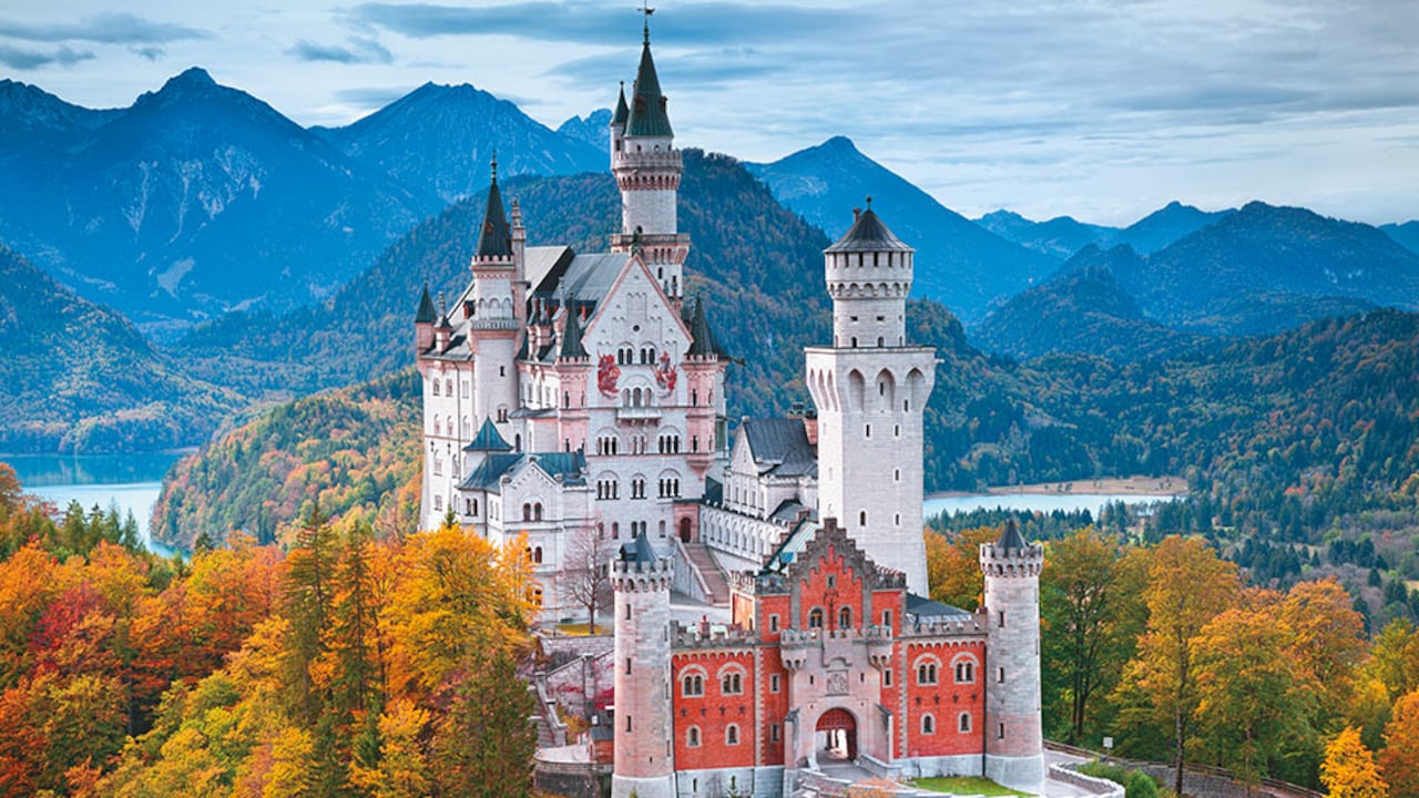 Palacio de Neuschwanstein, en el sur de Baviera, que inspiró el logosímbolo de Walt Disney y el castillo de La Cenicienta.