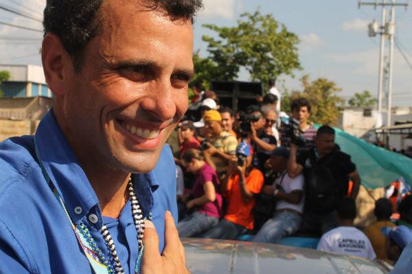 Capriles sorie durante un evento electoral en Tucupita, estado Delta.