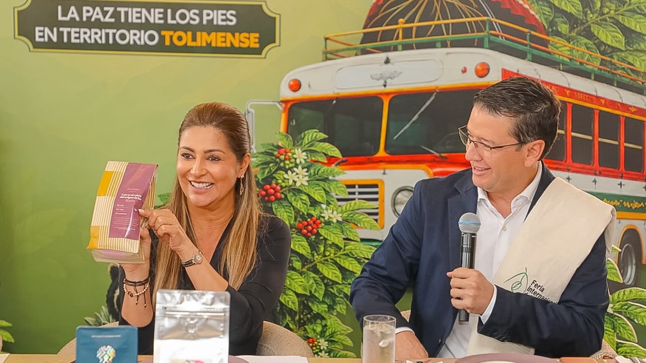La gobernadora del Tolima, Adriana Matiz, fue la anfitriona de la inauguración de la Feria Internacional del Café en Bogotá. A su lado, Germán Bahamón, gerente general de la Federación Nacional de Cafeteros.