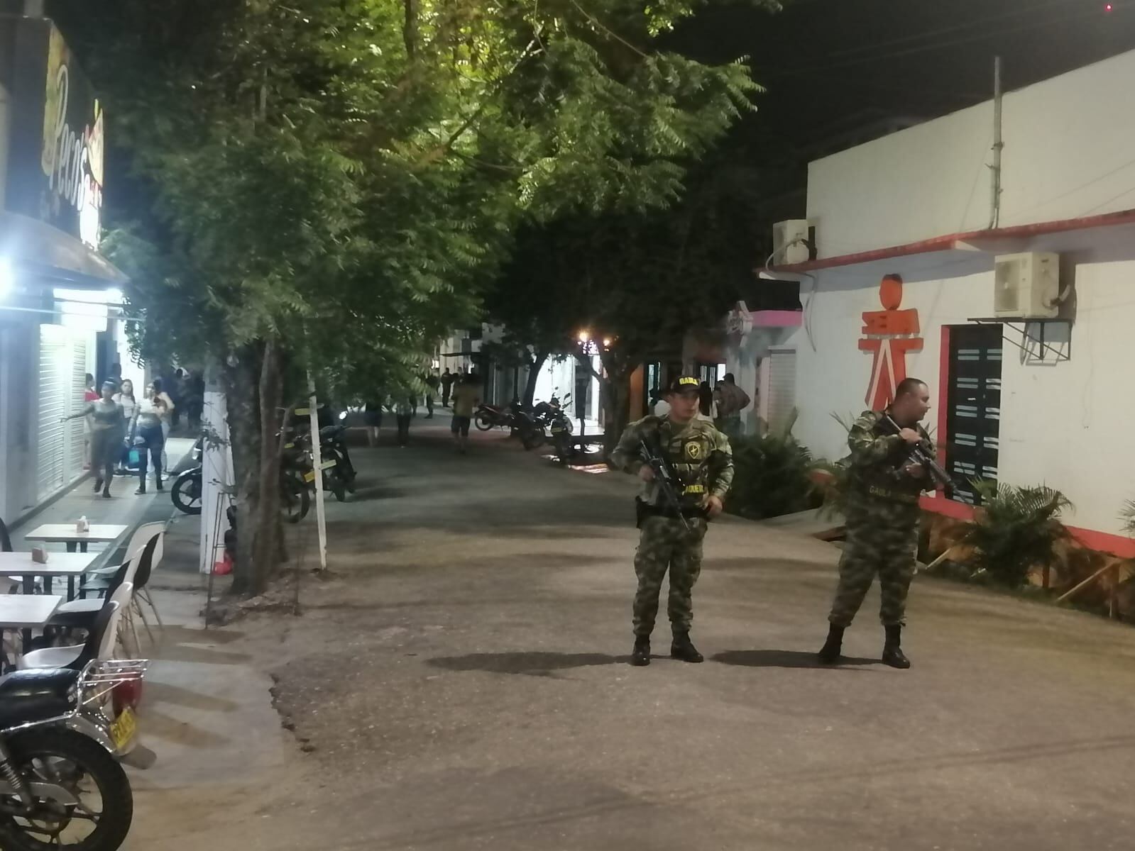 A la medianoche de este sábado, el municipio permanecía militarizado. Una comisión de la Fiscalía investigaba los hechos.