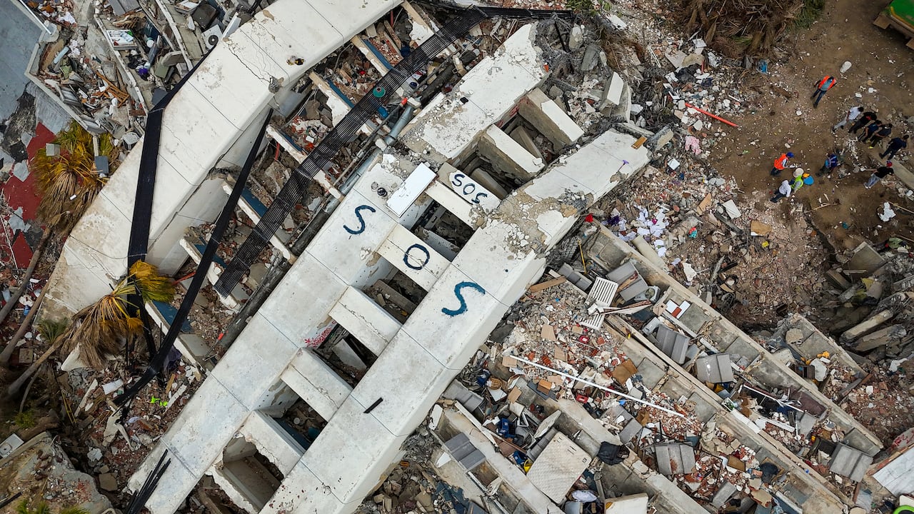 Se observa un mensaje de SOS en edificios derrumbados tras los dos terremotos ocurridos el 24 de junio en Caraballeda, estado de La Guaira, Venezuela.