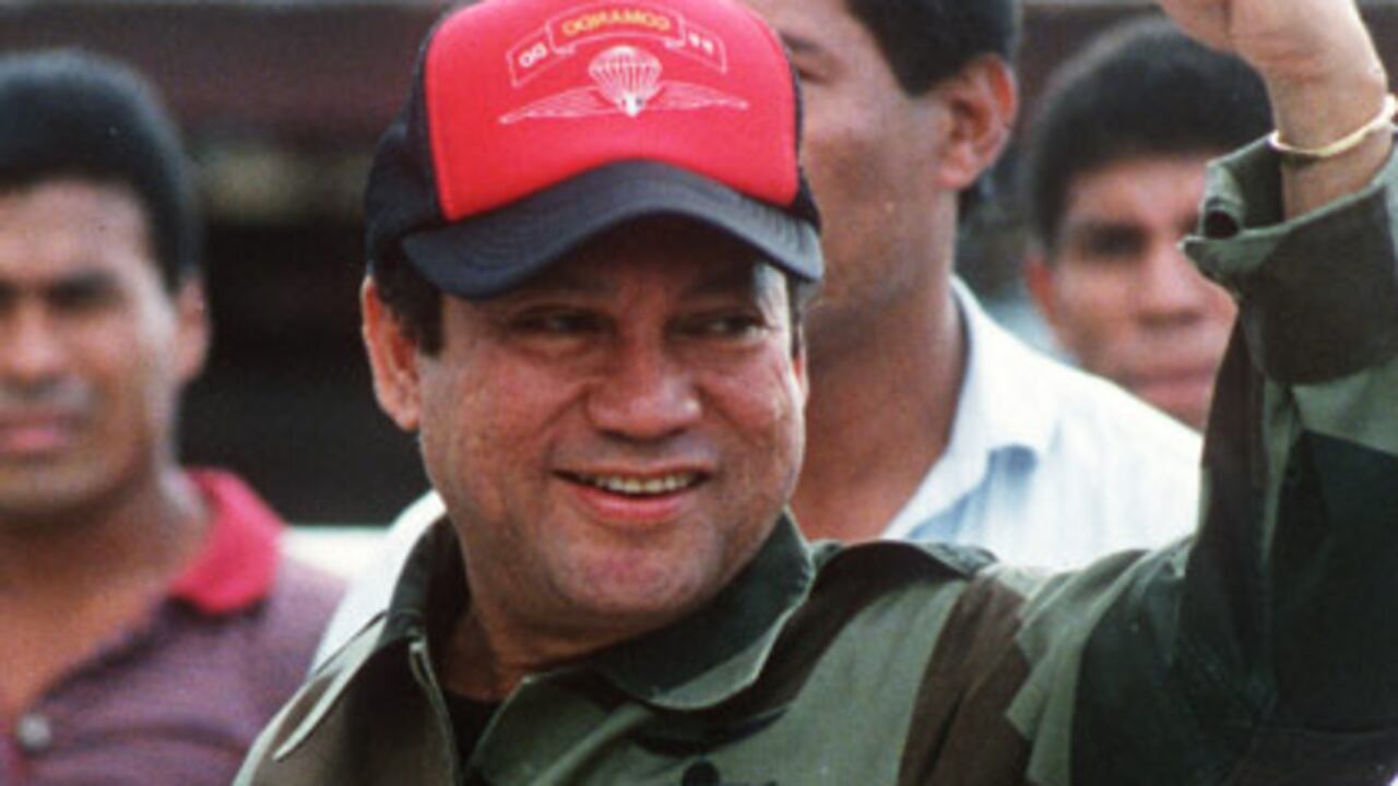 Noriega fue un estrecho colaborador de la CIA, cuando George Bush padre dirigía la agencia. Bush terminó derrocándolo en 1989, cuando 27.000 soldados estadounidenses invadieron Panamá.