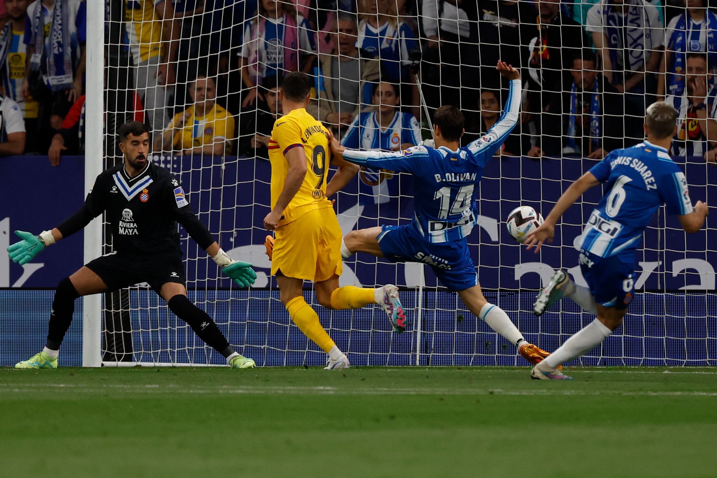 Barcelona's Robert Lewandowski, centre left, scores his side's opening goal during the Spanish La Liga soccer match between Espanyol and Barcelona at the RCDE stadium in Barcelona, Sunday, May 14, 2023. (AP/Joan Monfort)
