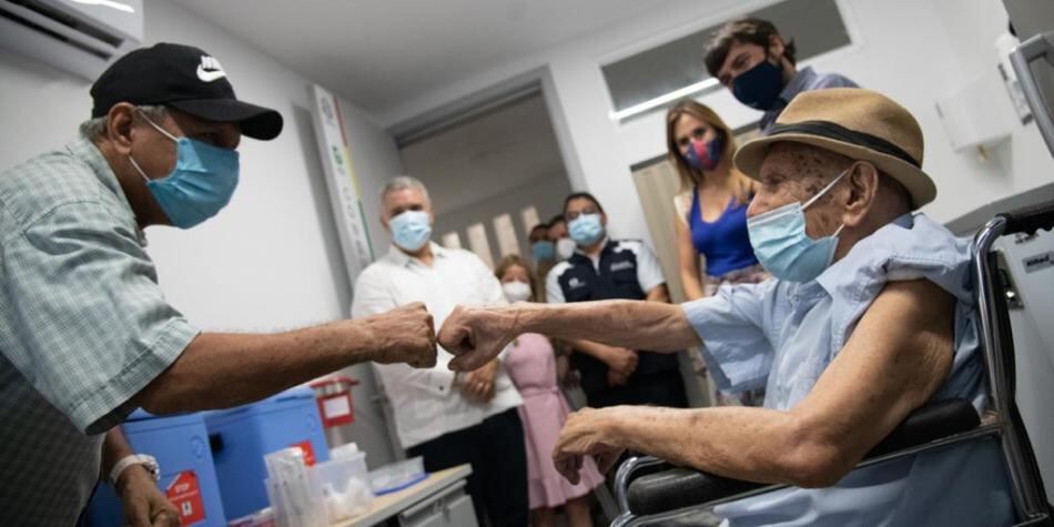 Iván Duque presenciando la vacuna un millón