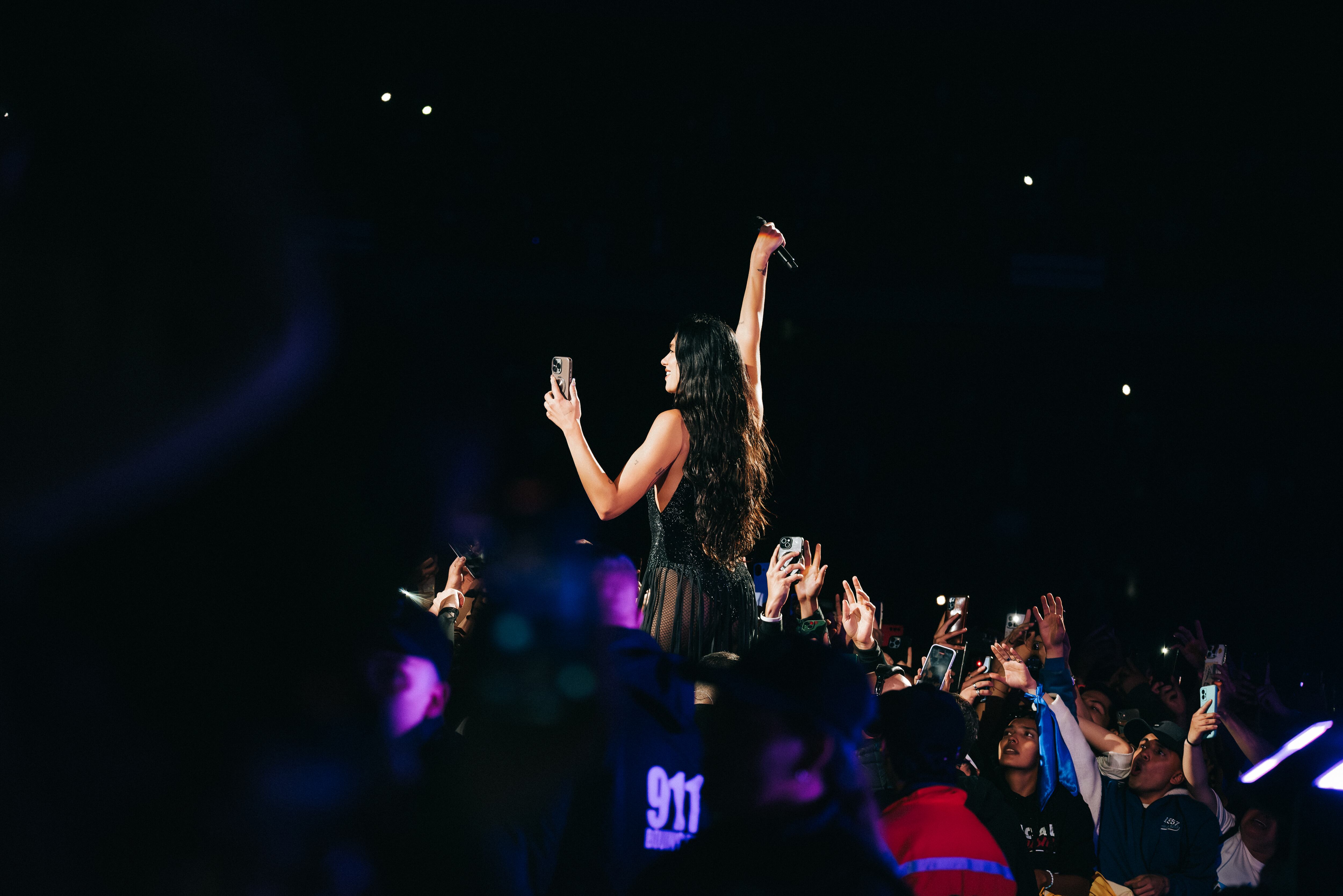 Dua Lipa en concierto en el Estadio El Campín de Bogotá, la noche del 28 de noviembre de 2025.