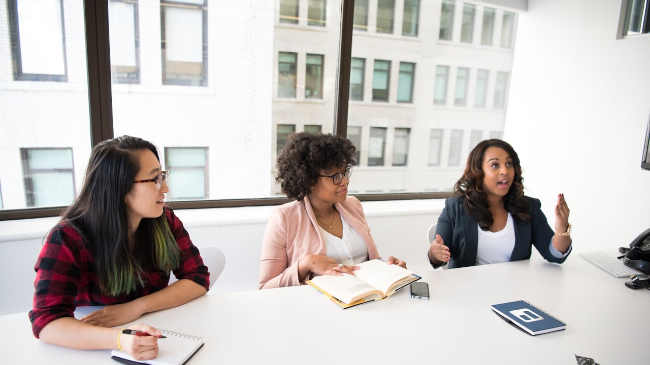 Existen falsas creencias acerca del nivel de compromiso de una mujer que es madre, respecto de la que no lo es.