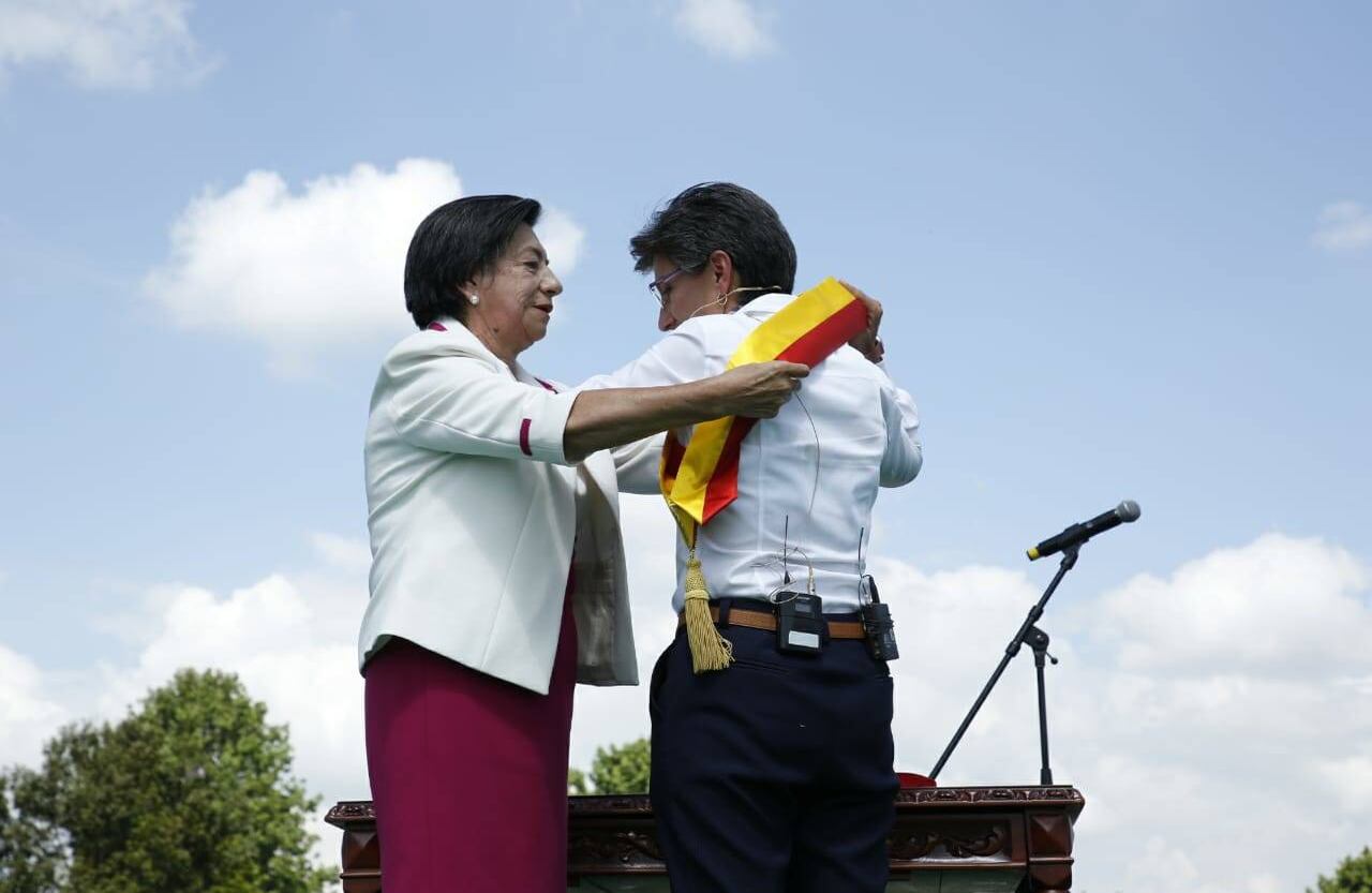 María del Carmen Hernández, madre de Claudia, le puso a su hija la banda de mando de la ciudad. Foto: Esteban Vega
