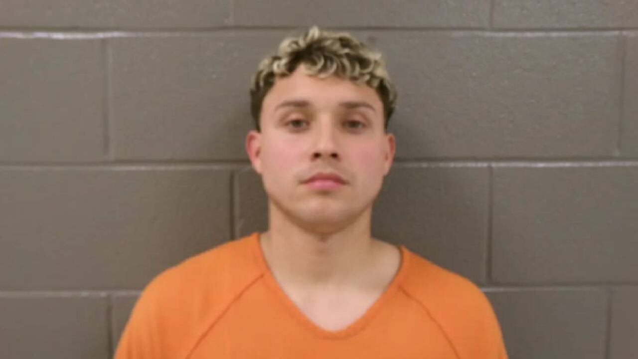 El hombre está acusado de mentir sobre su edad para inscribirse en una escuela secundaria de Ohio.