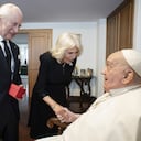 This photo taken on April 9, 2025 and handout on April 10, 2025 by The Vatican Media shows Pope Francis during a private meeting with Britain's King Charles III and Queen Camilla in The Vatican. (Photo by Handout / VATICAN MEDIA / AFP) / RESTRICTED TO EDITORIAL USE - MANDATORY CREDIT "AFP PHOTO / VATICAN MEDIA" - NO MARKETING - NO ADVERTISING CAMPAIGNS - DISTRIBUTED AS A SERVICE TO CLIENTS