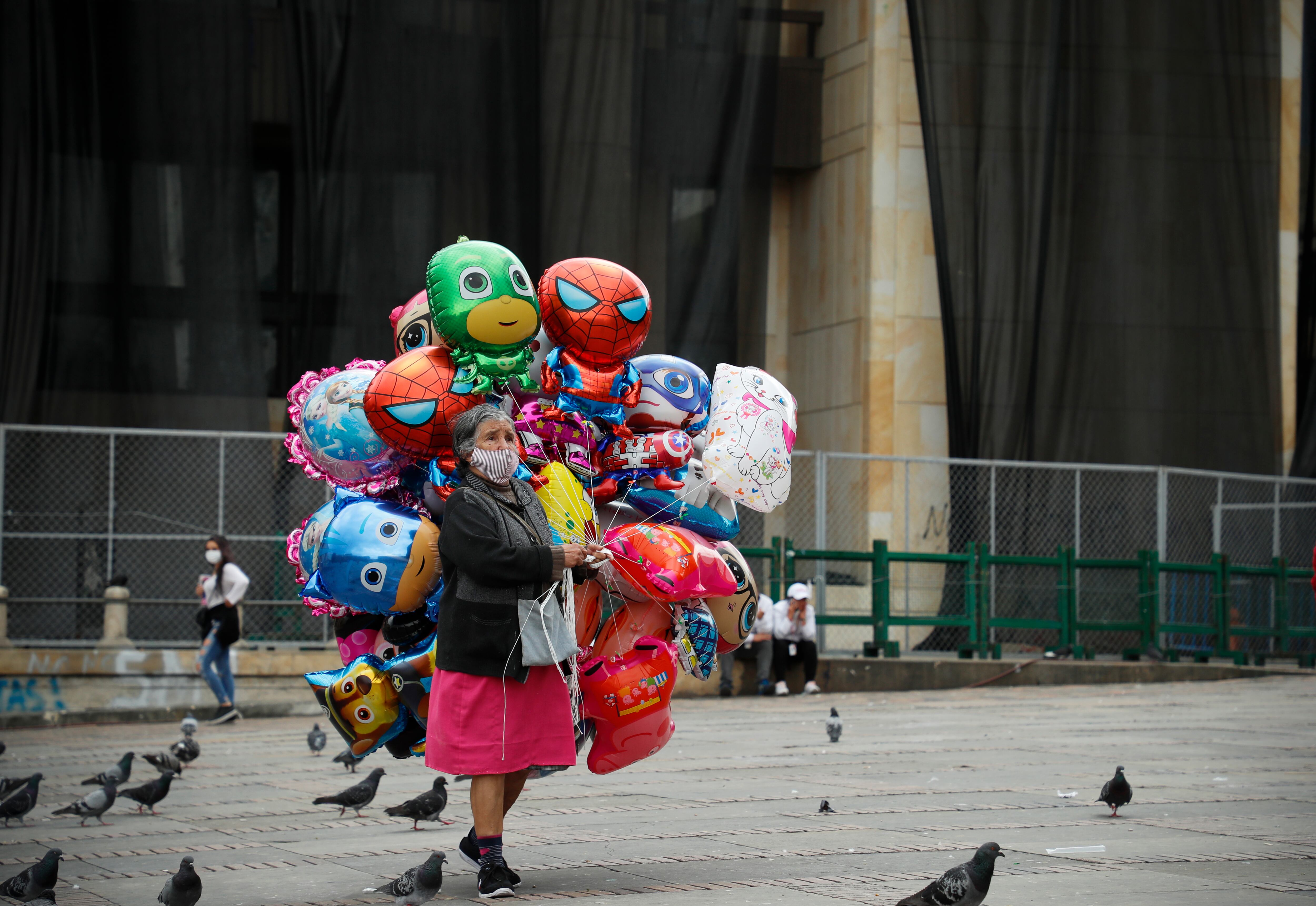 Adulto mayor 
Economia informal
vendedor ambulante
Trabajo informal
rebusque
Plaza de Bolivar
Bogotá mayo 8 del 2021
Foto Guillermo Torres Reina / Semana