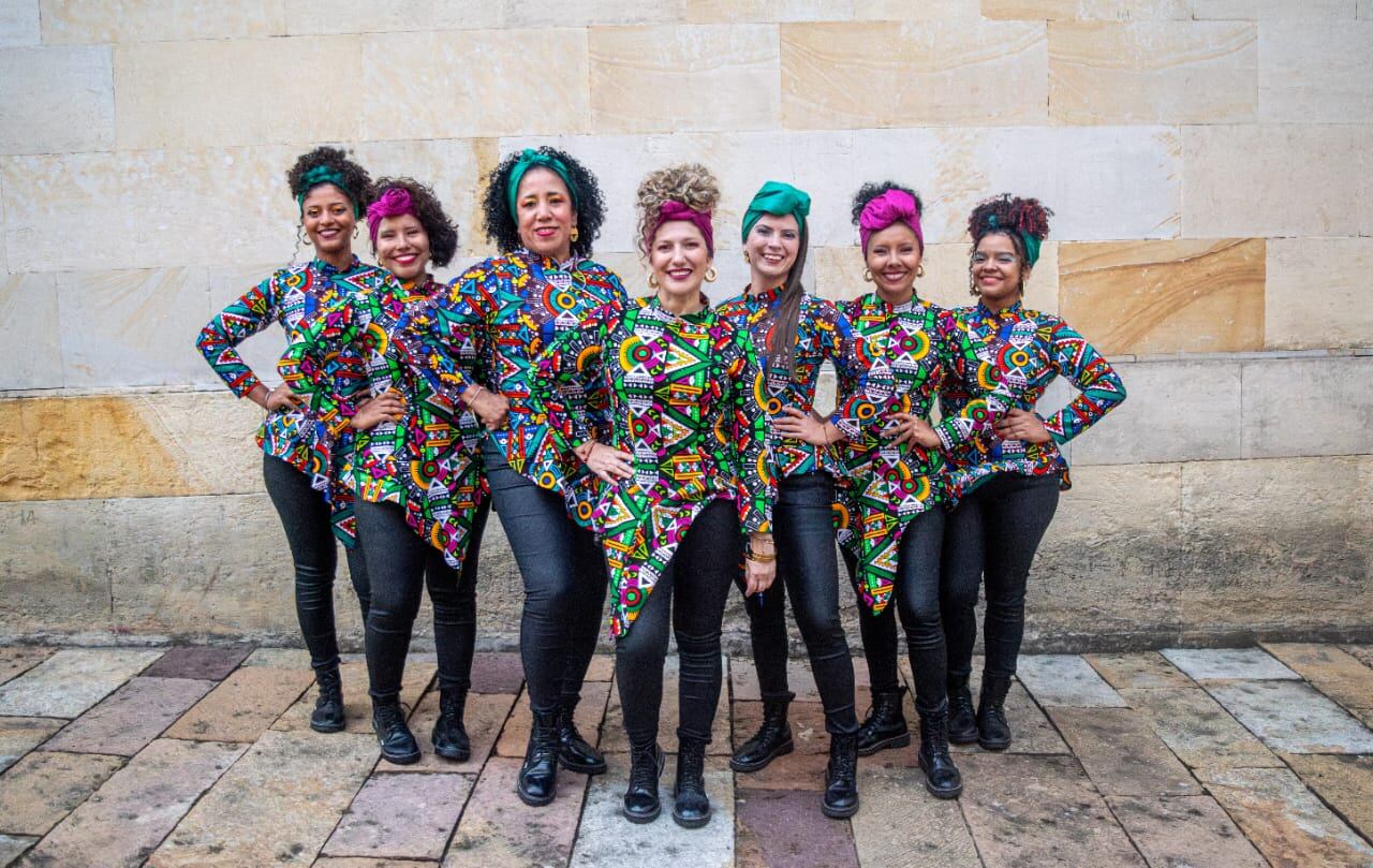 El vestuario de Enkelé cuenta con turbantes y estampados africanos.