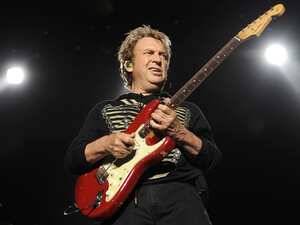 En Call The Police, Andy Summers toca los éxitos de su famosa banda con Rodrigo Santos de Barão Vermelho y João Barone (de Paralamas do Sucesso).