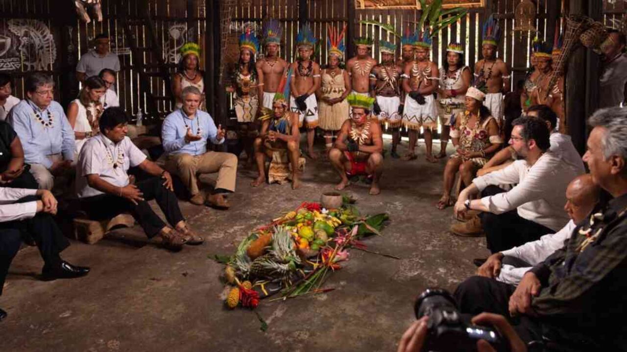 Los presidentes de Colombia, Ecuador, Perú y Bolivia se reunieron con indígenas del pueblo Muina Murui al interior de una maloca en la Universidad Nacional de Leticia Foto: Presidencia de la República.