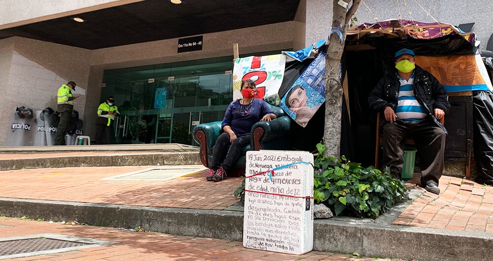 En medio de la lluvia incremente o el sol abrasador, los desplazados de la calle 94 continúan frente a la Embajada de Noruega, a la espera de que alguien los ayude a salir de su precaria situación.
