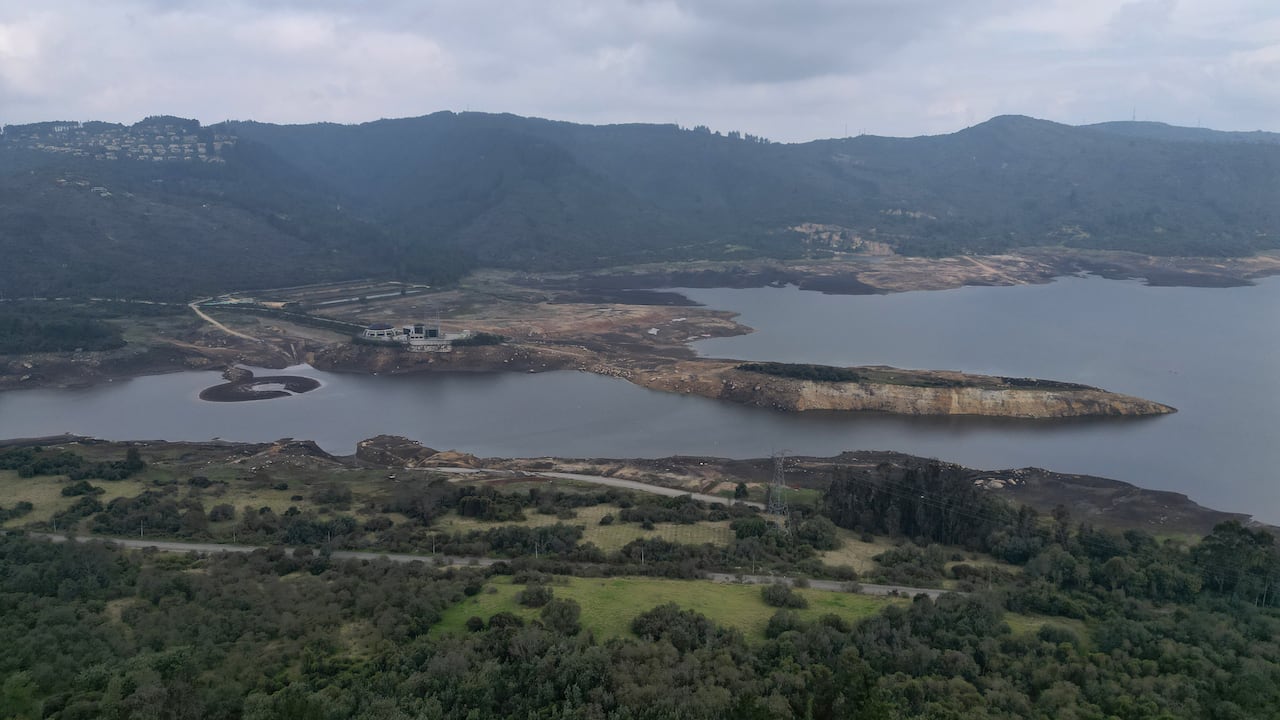Embalse de San Rafael en el municipio de La Calera con nivel bajo a causa del fenómeno de El Niño.
Abril 2 del 2024
Foto Guillermo Torres Reina / Semana
