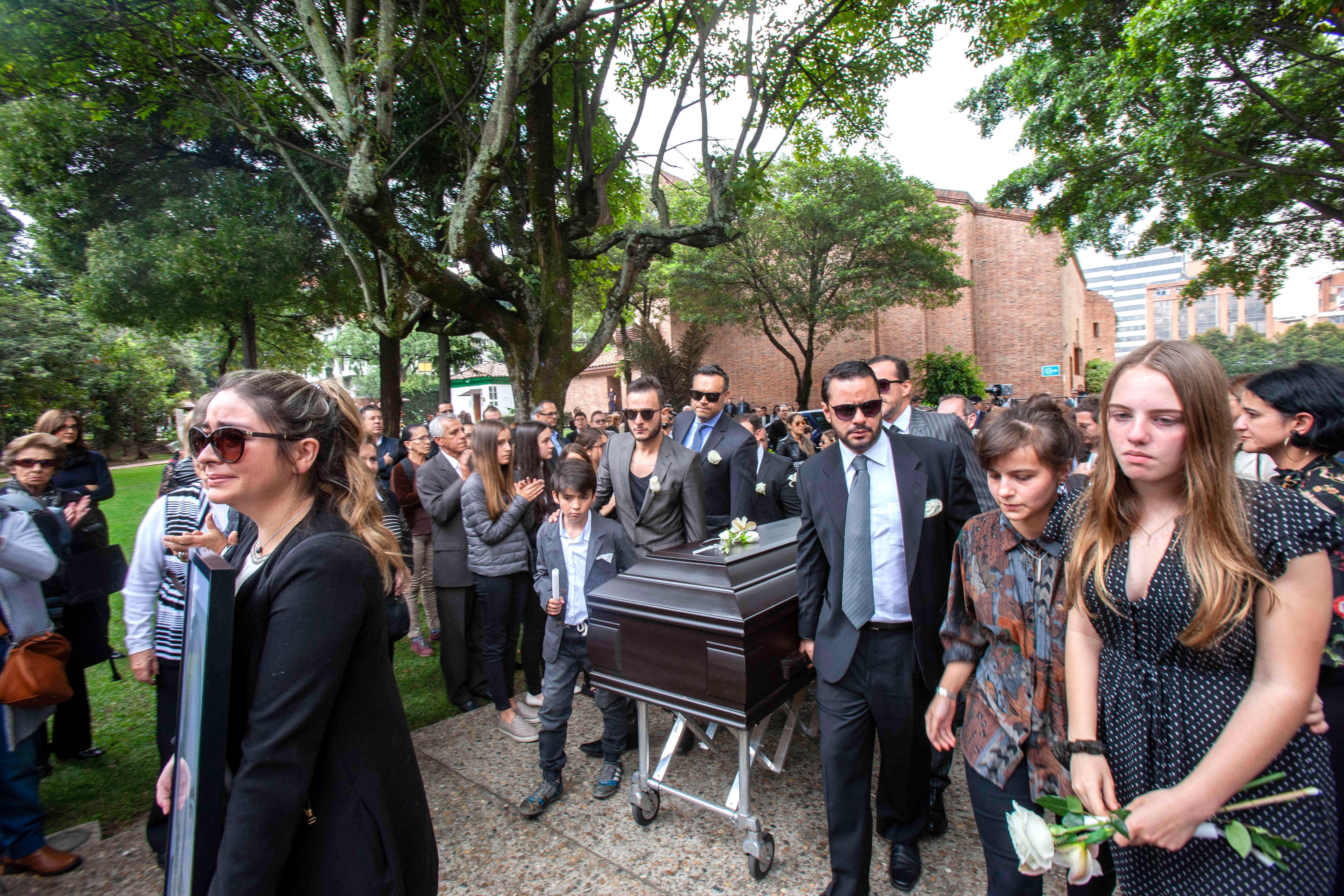 Flores y velas blancas fueron repartidas y encendidas para rendir homenaje al legado del libretista. 