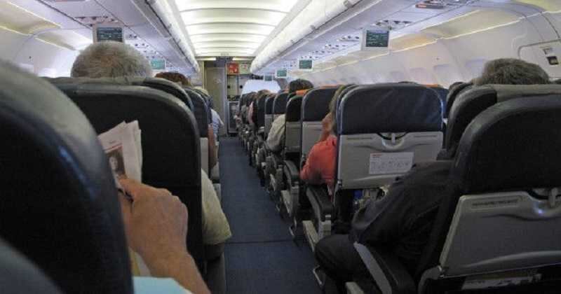 ¿Cómo y con cuánta frecuencia limpian los aviones de pasajeros?
