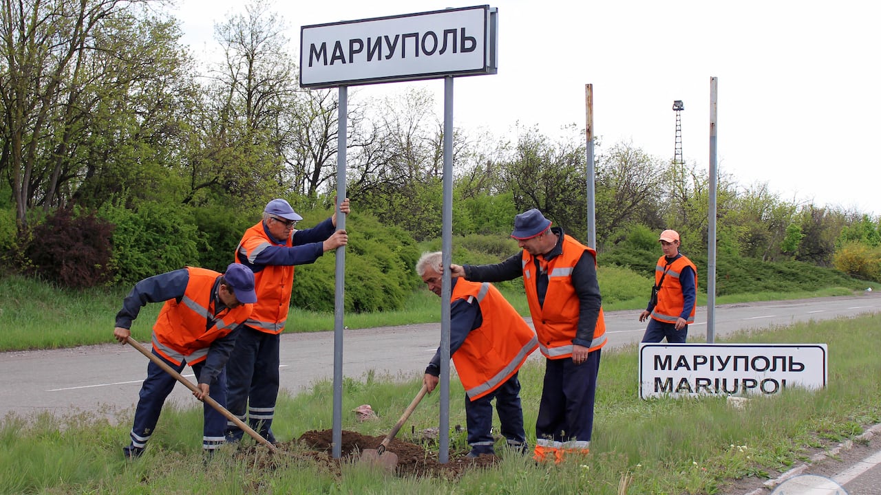 Rusos reemplazan señales de tránsito escritas en ucraniano o ingles