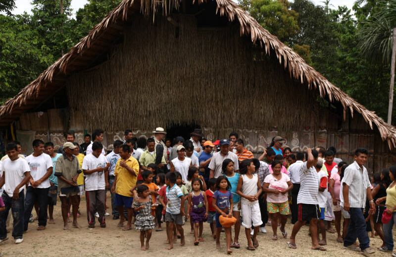 Las comunidades indígenas se han divido por la posibilidad de que una compañía minera canadiense entre a operar en la zona. Con el apoyo financiero de la empresa, cerca de 300 de ellos, en su mayoría de las etnias makuna, tanimuka y tucana se reunieron en Bocas del Taraira  para hablar este tema. 