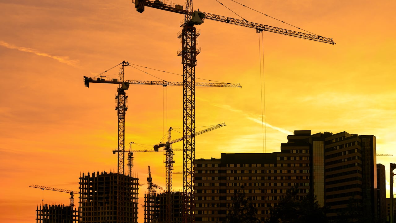 La construcción es un pilar fundamental en la economía del país, es un sector que cuenta con mano de obra de personas pertenecientes a cualquier estrato y de acuerdo con la Cámara Colombiana de la Construcción (Camacol), “este sector aportó con 1,6 millones de personas empleadas en 2024. Es decir, que se crearon más de 1′360.000 puestos de trabajo, un 8,8% más comparado con trimestres anteriores”.