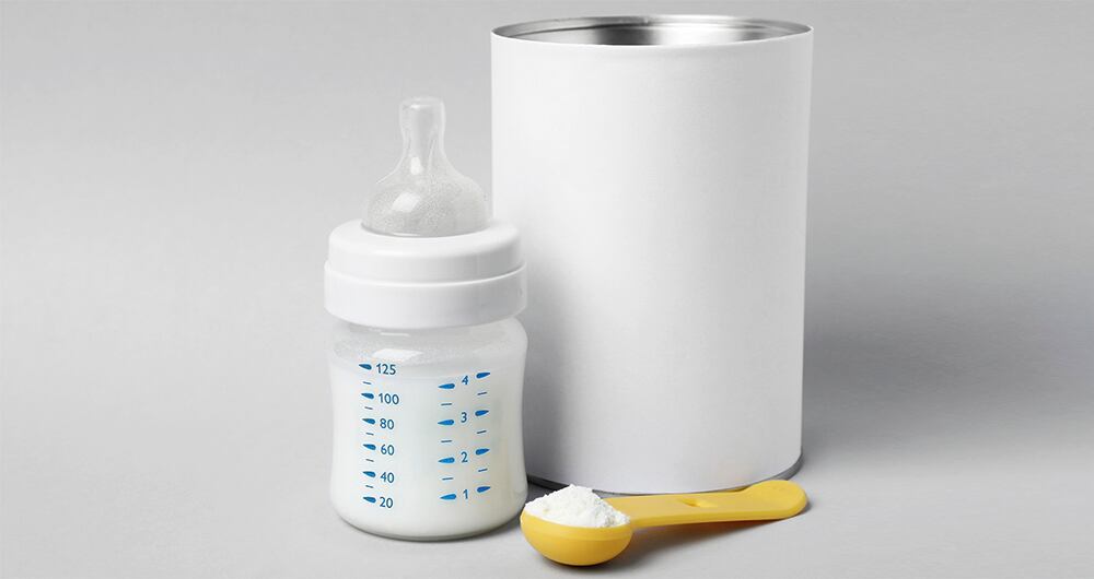 Las fórmulas lácteas son sustancias derivadas de la leche modificada de vaca. Y por más ingredientes especiales que posean, no logran equipararse con los beneficios de la leche materna.