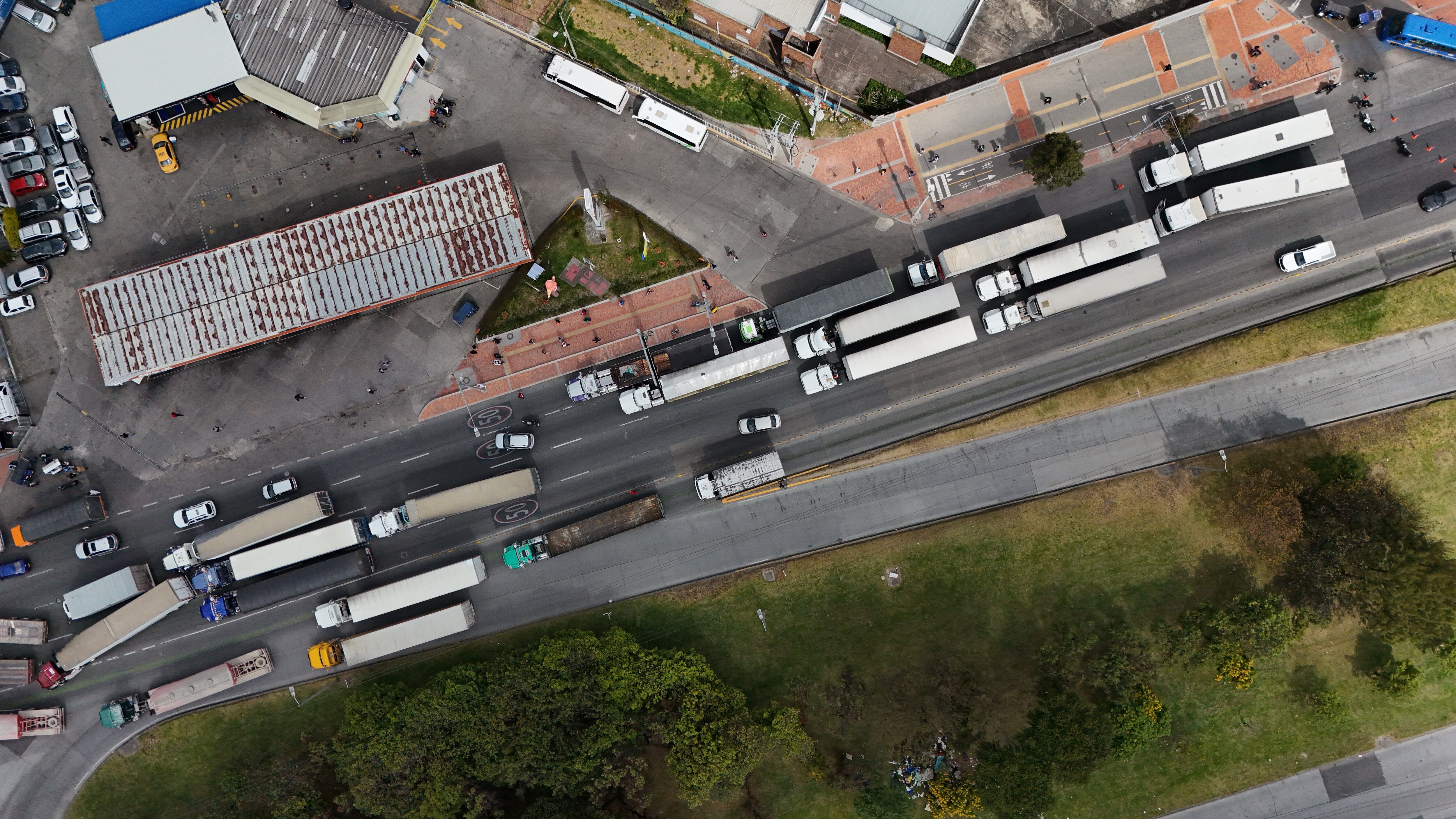 Paro de transportadores y camioneros en la autopista norte calle 183