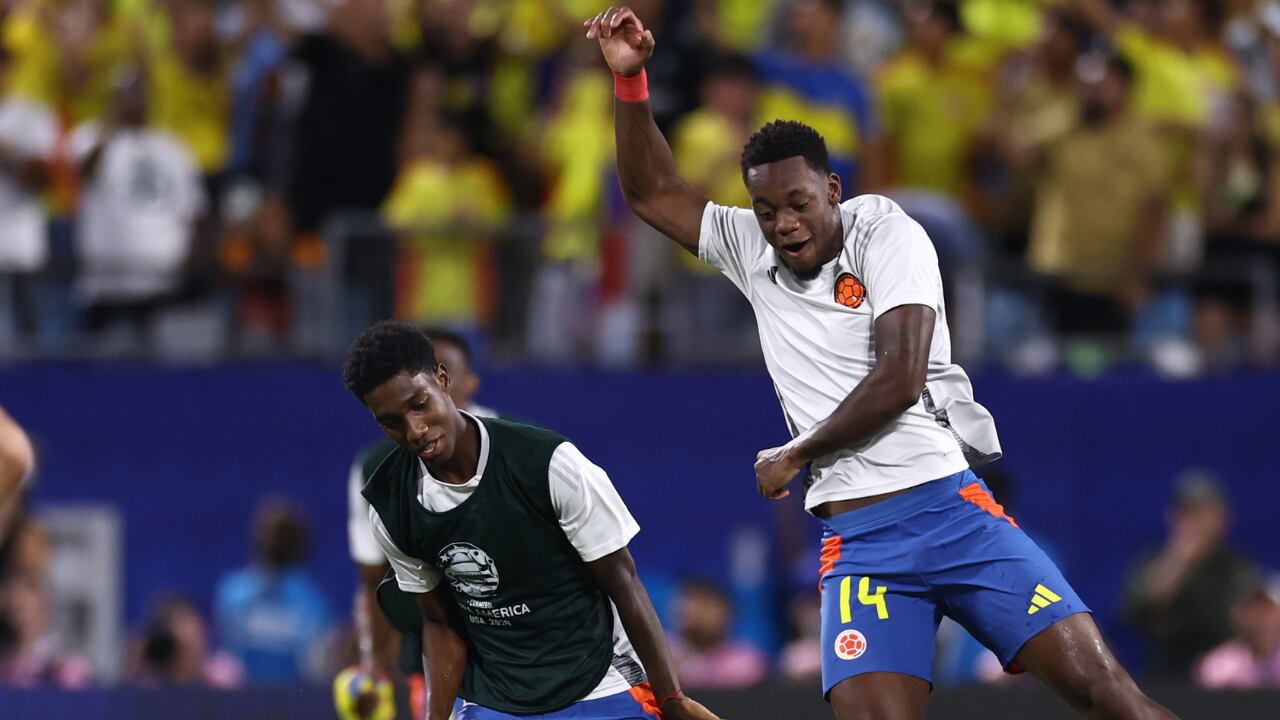 Yaser Asprilla (izq.) podría seguir los pasos de Jhon Durán (der.): buscar préstamo en otro equipo de cara al Mundial 2026.