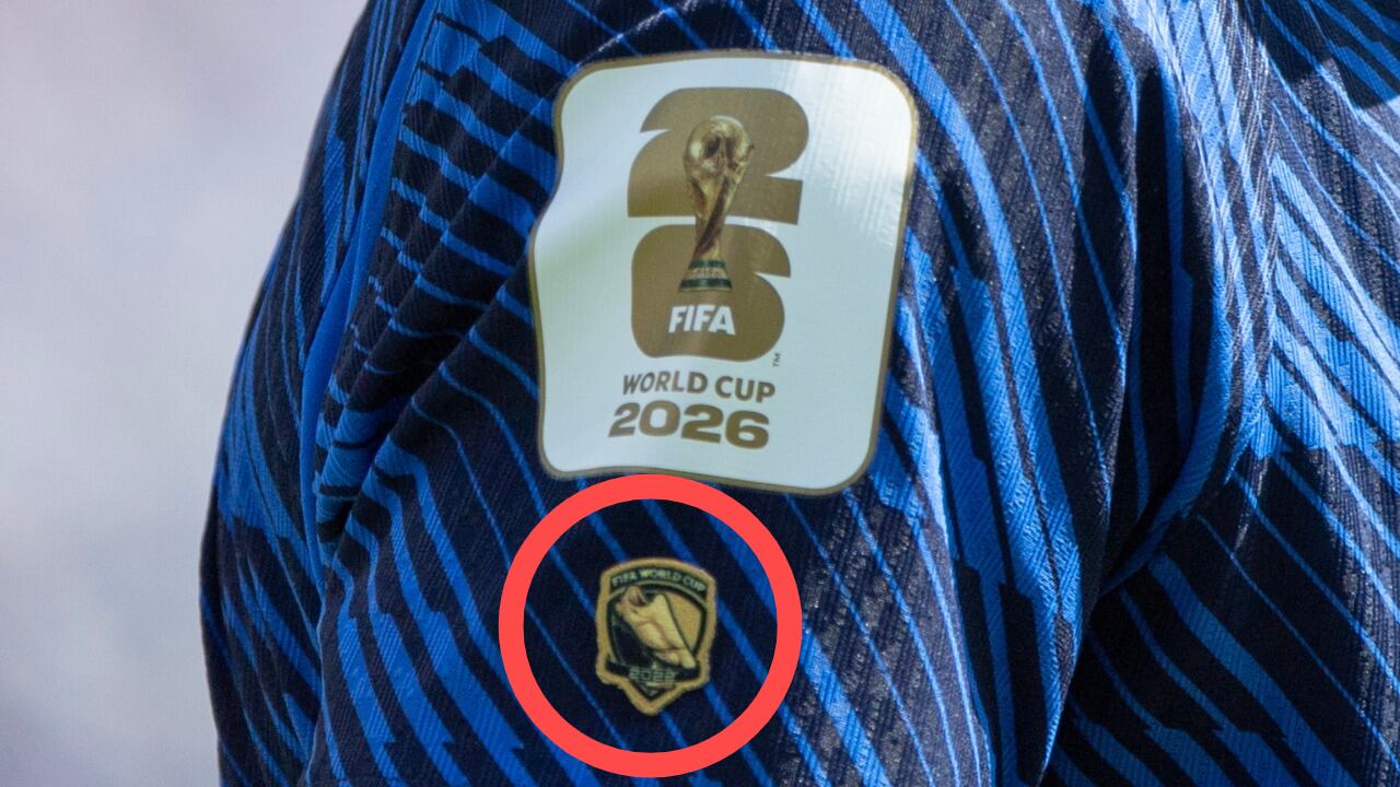 En rojo: el parche exclusivo que James Rodríguez usa por ser goleador en Brasil 2014.