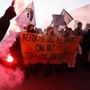 Los manifestantes sostienen una pancarta que dice "Reforma de jubilación, decimos no, jóvenes en lucha" durante una marcha contra las reformas de pensiones en Estrasburgo, este de Francia, el martes 7 de febrero de 2023. (AP Photo/Jean Francois Badias)