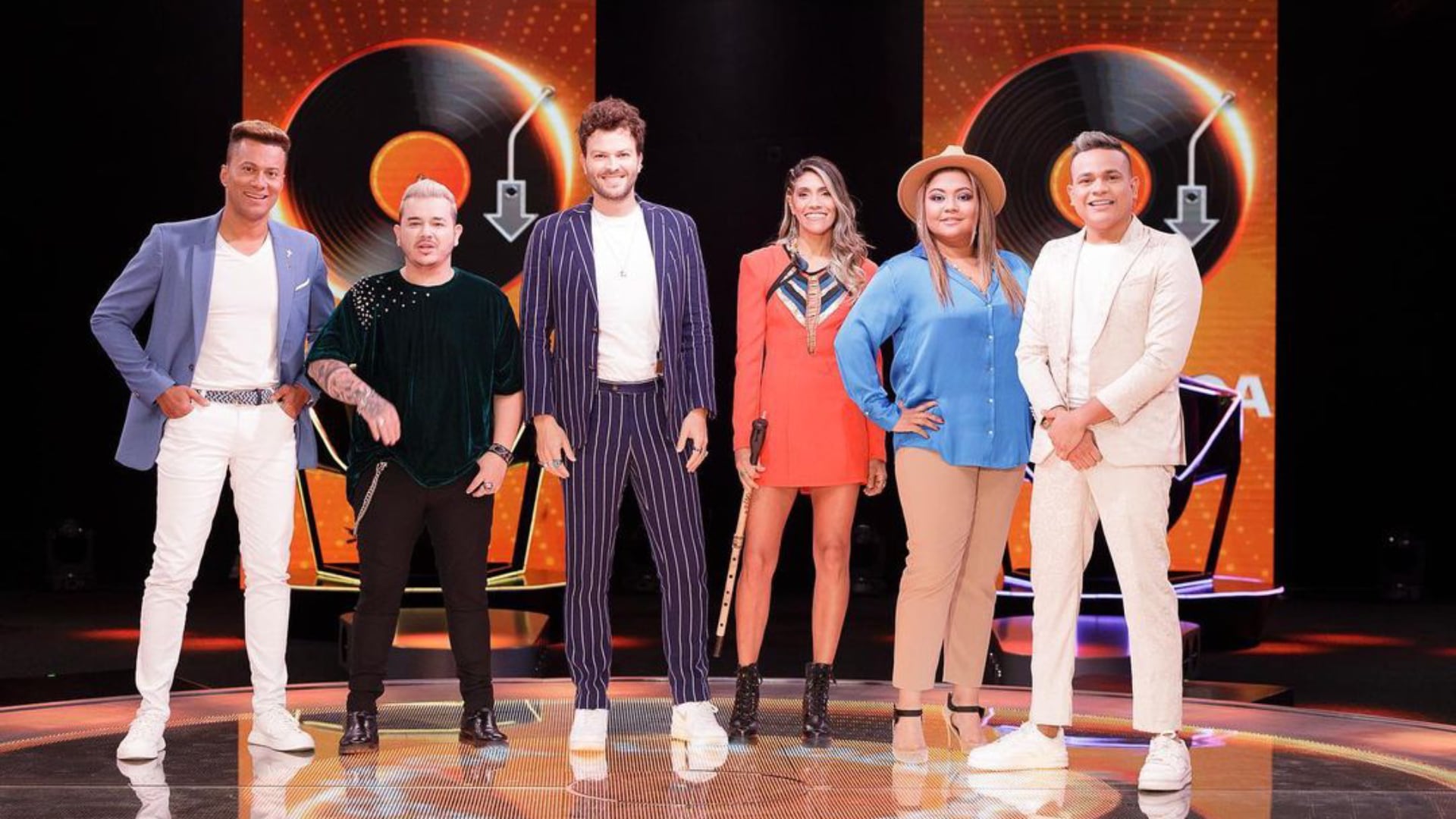 Gusi acompañado de su equipo en "La Descarga" del Canal Caracol.