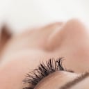 La manzanilla ayuda a que esas pestañas luzcan largas y hermosas