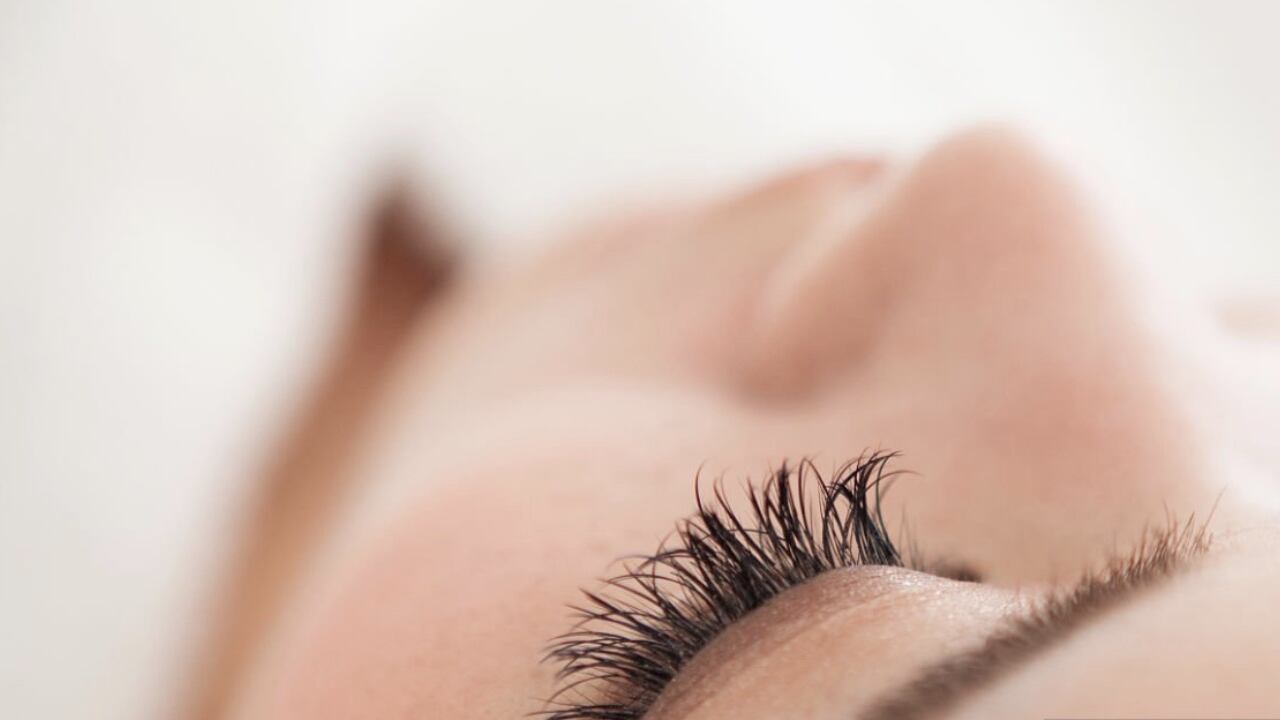 La manzanilla ayuda a que esas pestañas luzcan largas y hermosas