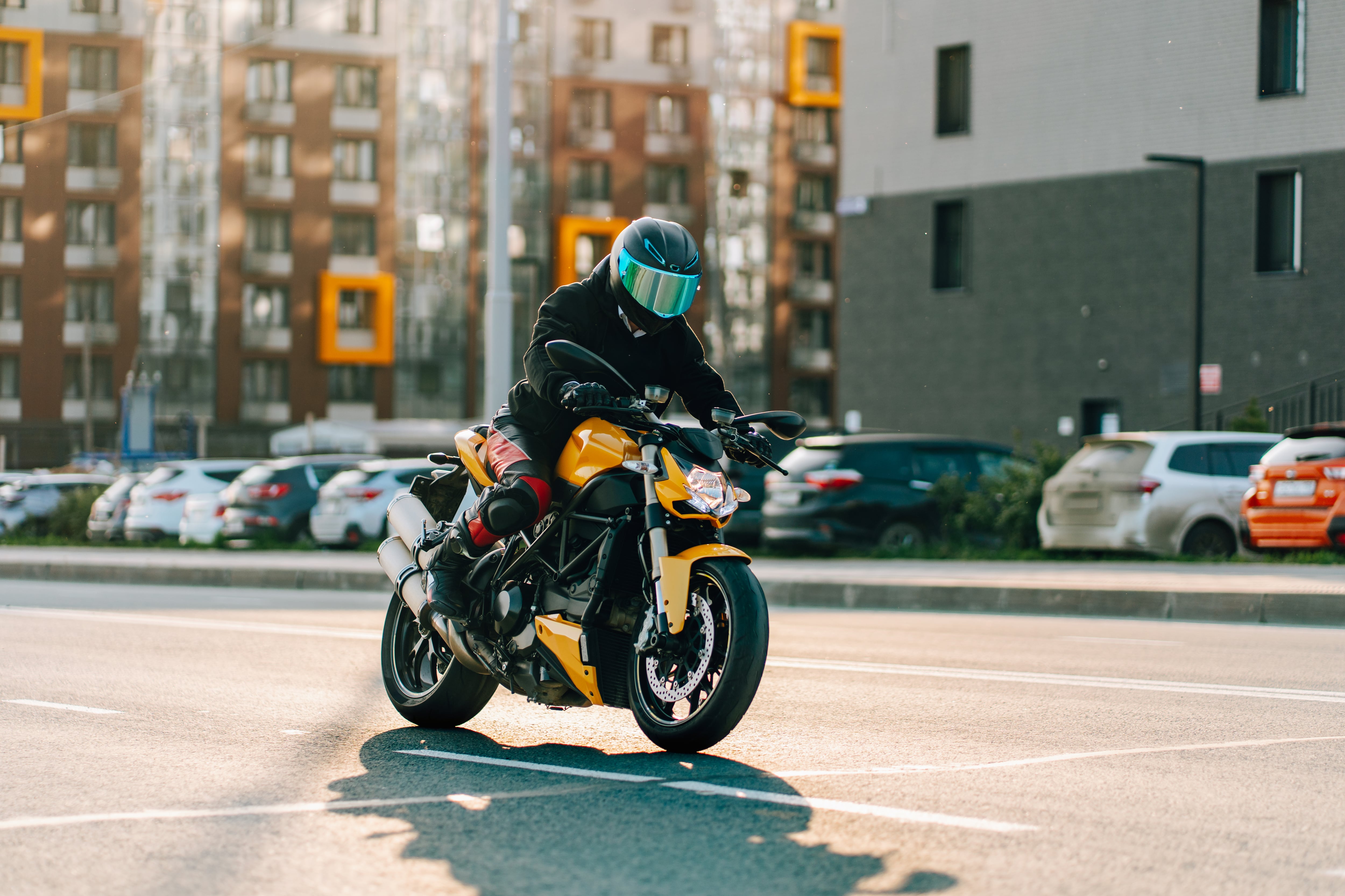 Los sistemas ABS y CBS cumplen funciones diferentes dentro de la seguridad de las motos.