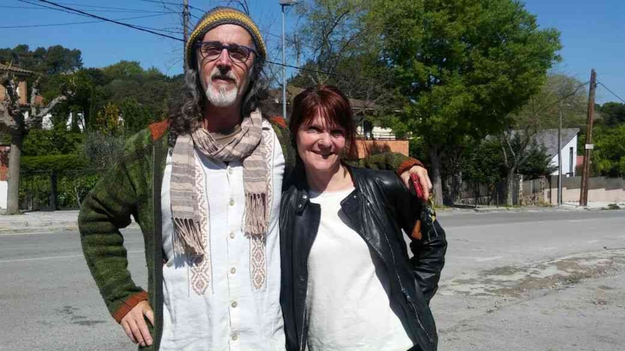 Gusti Rosemfett nació en Buenos Aires, Argentina, en 1963 y desde hace 30 años está radicado en Barcelona. El libro 'Mallko y papá', de Océano Travesía, fue premiado con el Bologna Award Prize en la categoría Disability en 2016. También es fundador de la Asociación Windown, que trabaja por la inclusión y realiza talleres artísticos con personas con capacidades diversas. Su esposa, Anne Decis, también es ilustradora de literatura infantil. Nació el 6 de julio de 1969 en Mulhouse, una localidad de Alsacia (Francia). Estudió diseño gráfico y, más tarde, ilustración en la Escuela de Arte Decorativo de Estrasburgo.