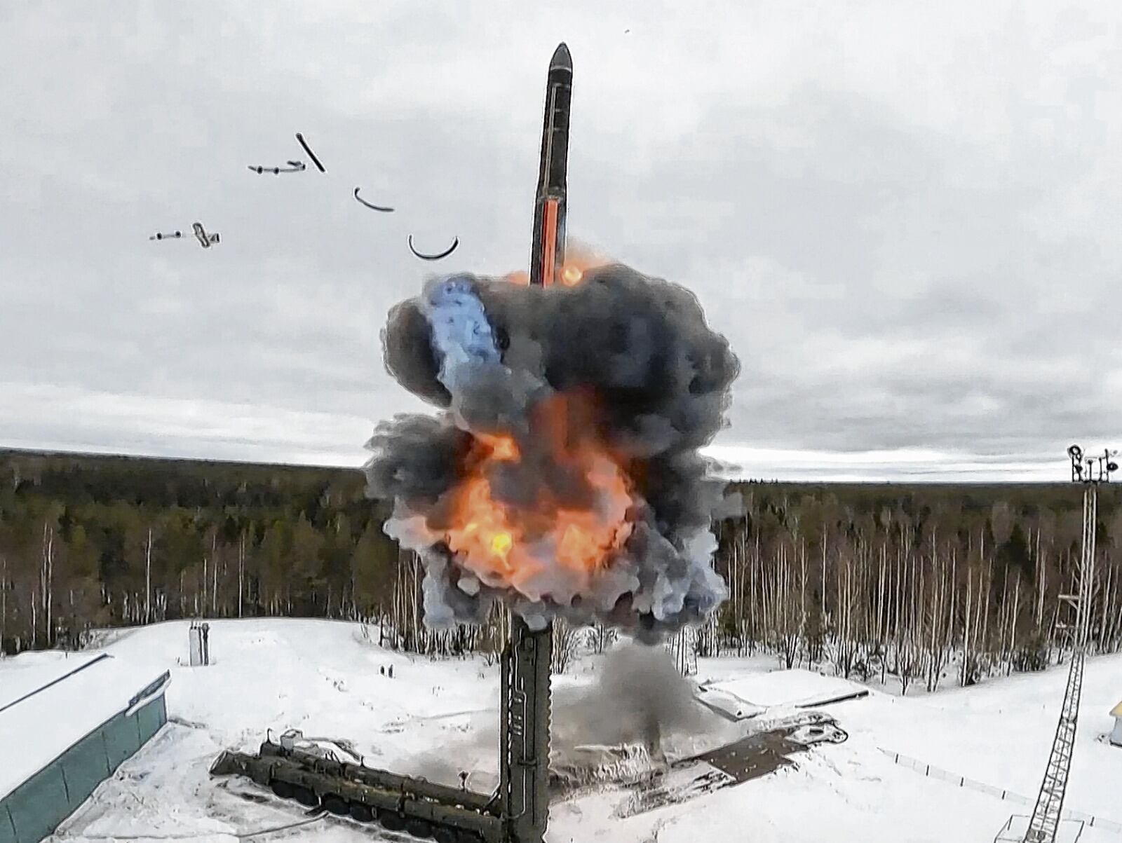 El presidente ruso, Vladimir Putin, advirtió ayer que el conflicto en Ucrania tiene  visos de guerra mundial y aseguró que no descarta golpear a las potencias occidentales que suministraron a Kiev armas empleadas para atacar Rusia, tras disparar misil de mediano alcance de  última generación contra ese territorio.