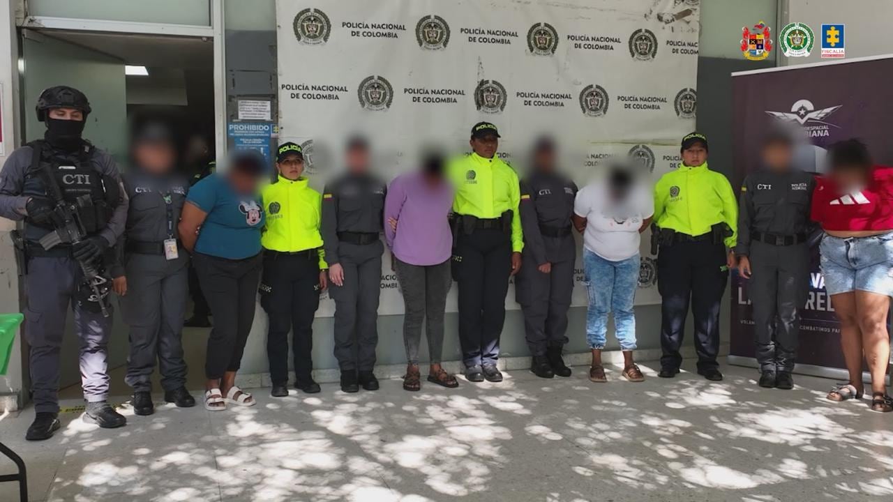 Mujeres capturadas por la Fiscalía General de la Nación y la Policía.